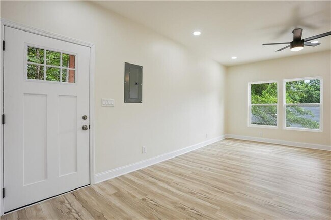 Building Photo - 720 N Parkwood Rd