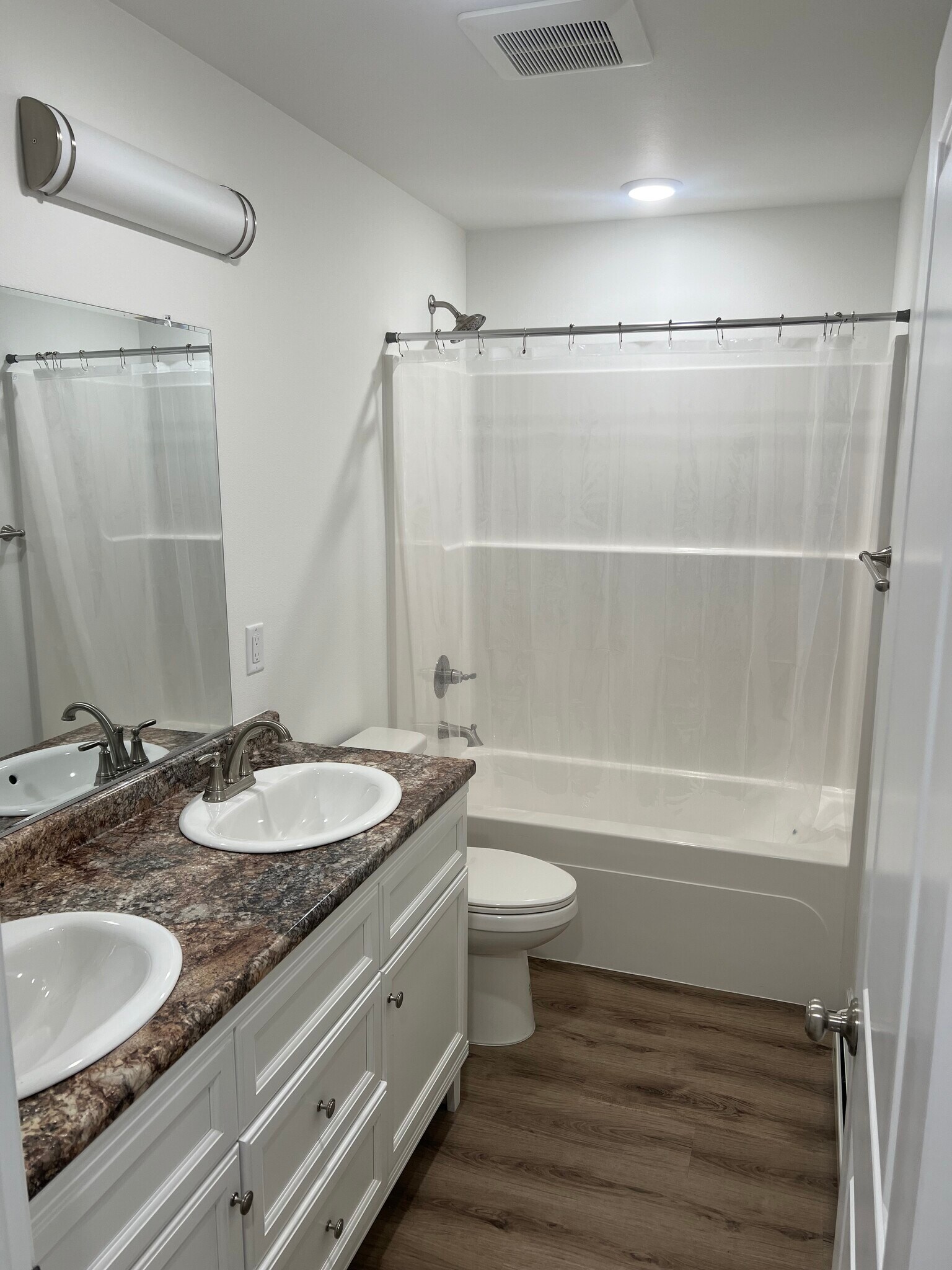 upstairs bathroom 2/2 - 2652 Stryker Lp