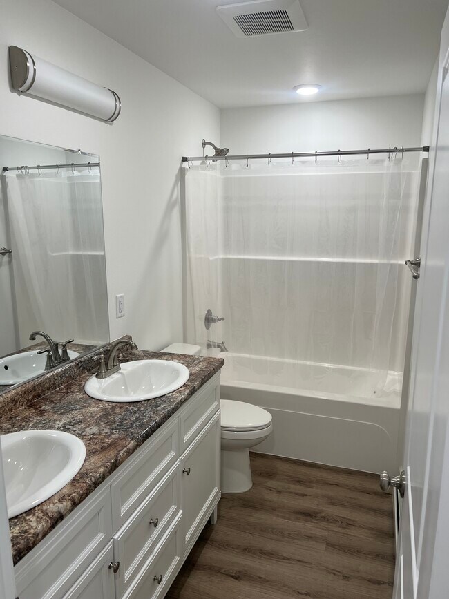 upstairs bathroom 2/2 - 2652 Stryker Lp