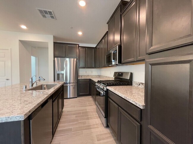 Building Photo - GATED 3 BED 3 BATH 2 CAR GARAGE TOWNHOUSE w/ LOFT + ROOM DOWNSTAIRS & COMMUNITY POOL IN HENDERSON