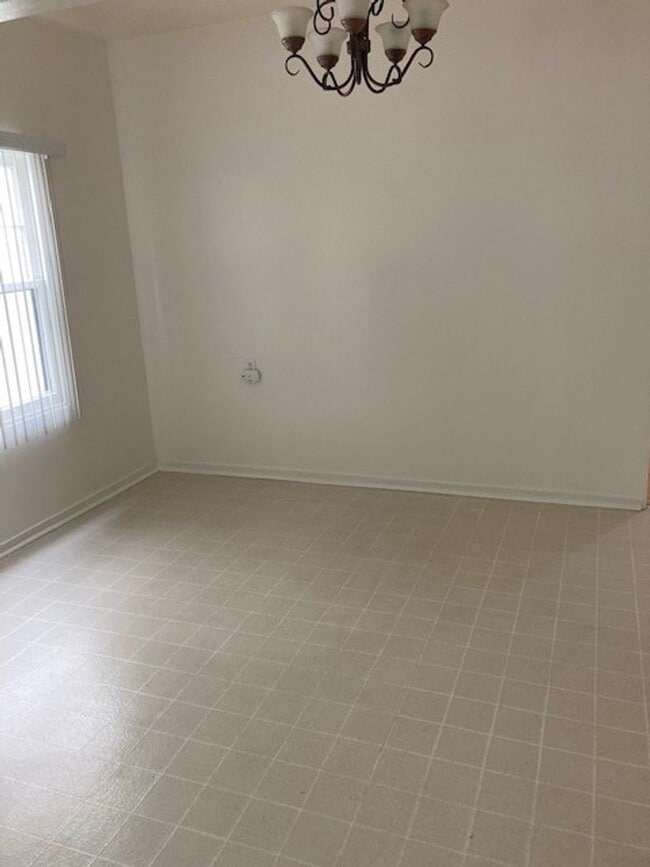 Building Photo - 204BE