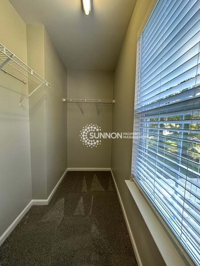 Building Photo - Newly Remodeled 5 Bed 2.5 Bath