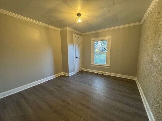 Building Photo - Charming Renovated Ranch Home in the Heart of Statesville