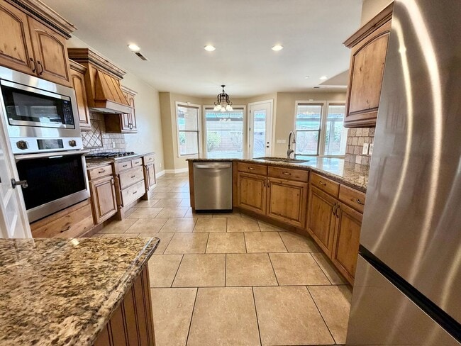 Building Photo - Beautiful 4 bed 2.5 bath Home!