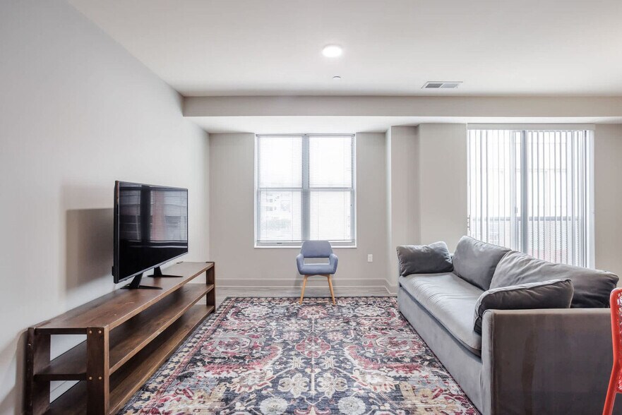 Primary Photo - 121 E Freedom Way