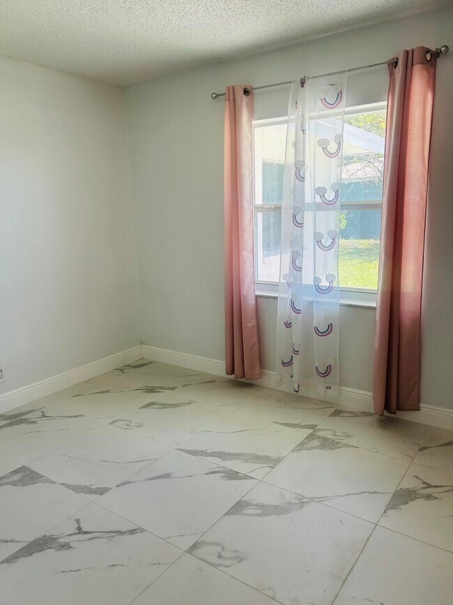 Building Photo - 1471 NW 20th St