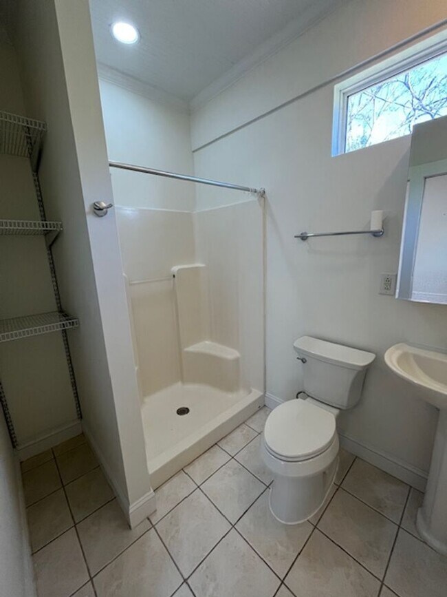 Building Photo - Newly-RENOVATED 2/2 House in a prime location!