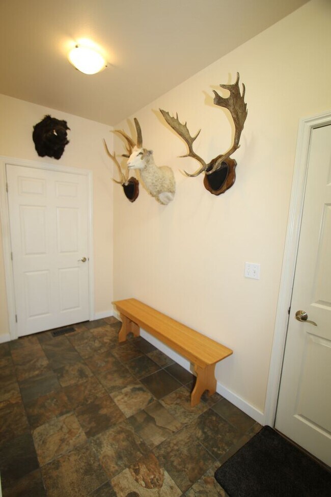Building Photo - Lovely 4-Bedroom, 2.5-Bathroom Fully Furni...