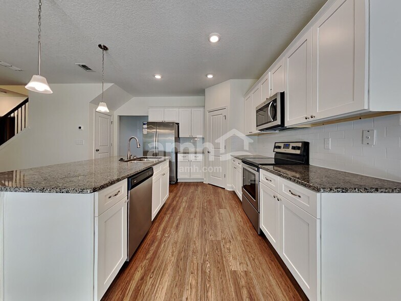 Building Photo - 3120 Creek Village Ln