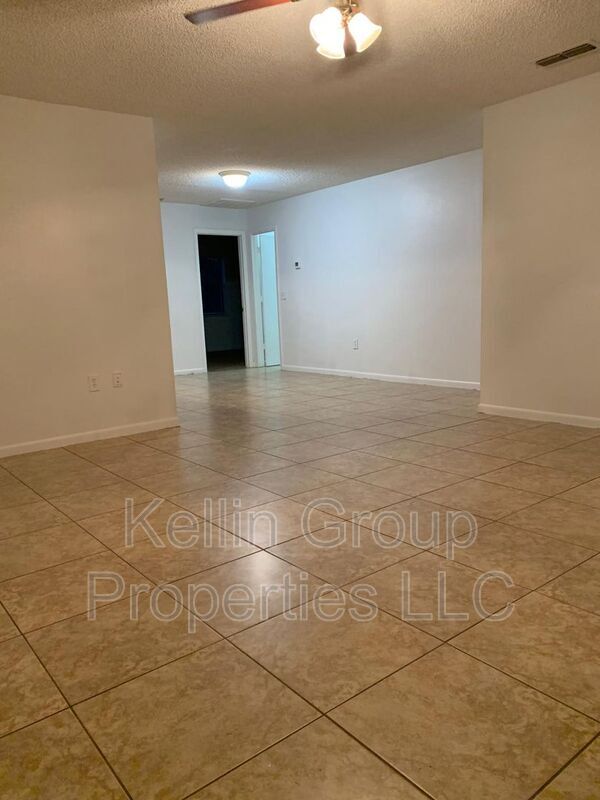 Building Photo - 858 Fox Lake Dr