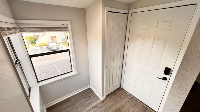 Building Photo - Unlock Your Perfect Winter Park Retreat: F...