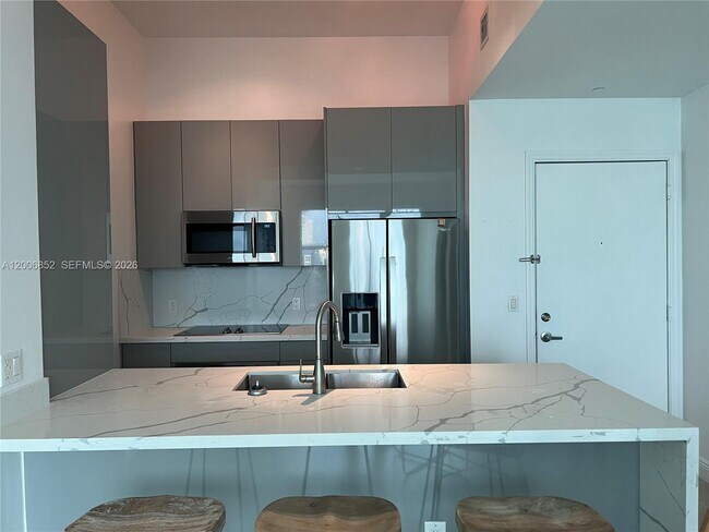 Building Photo - 950 Brickell Bay Dr