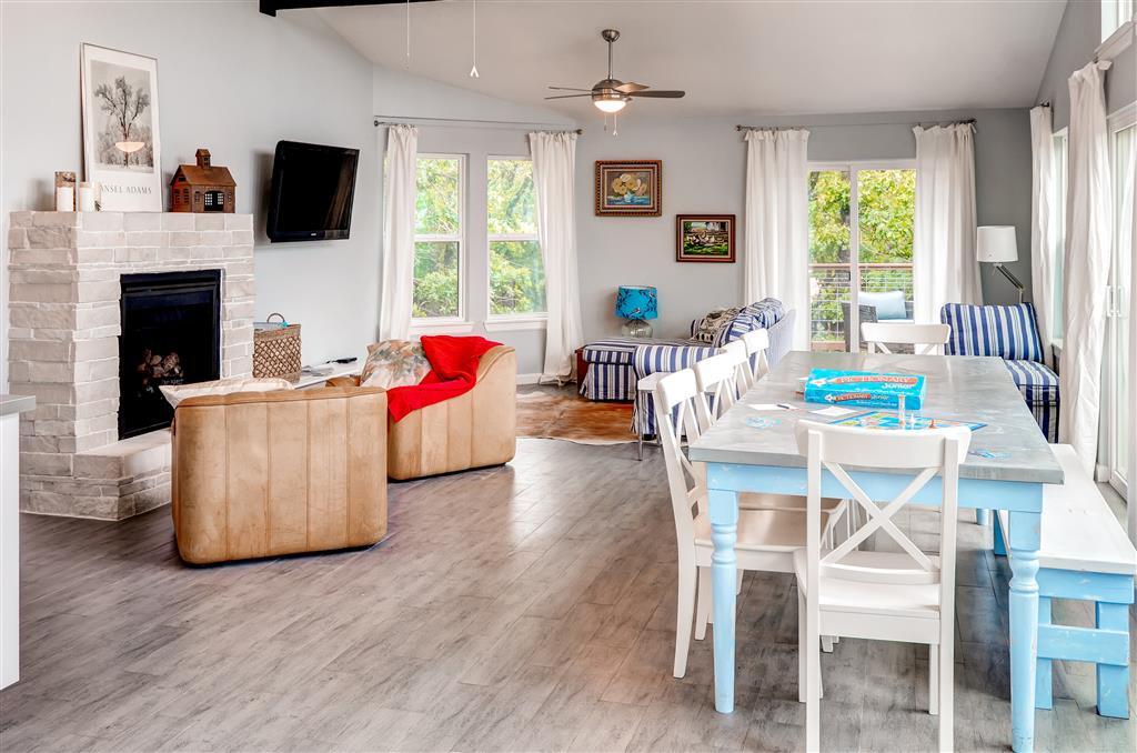 upstairs living - 189 Queens Dr
