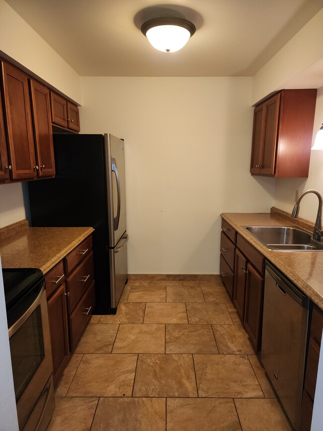 #5 Kitchen - 617 Michigan Ave Apartments