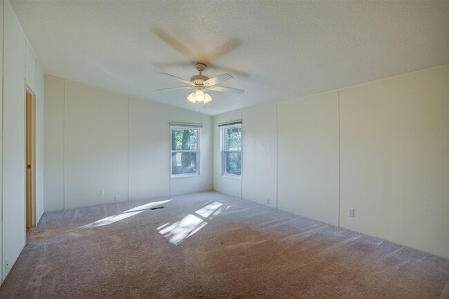 Building Photo - 3 bedroom, 2 bathroom home in 55+ Community of The Villages at Lynx Creek