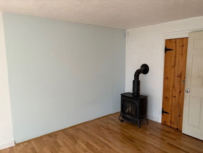 Building Photo - Charming home with large bedrooms