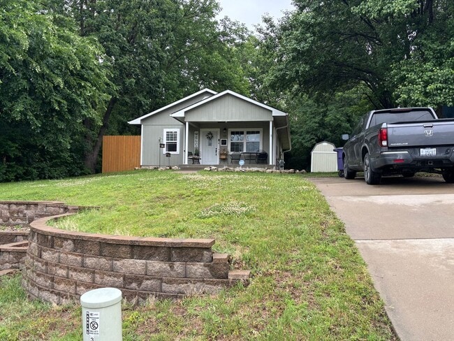 Building Photo - Beautiful Ogden home close to Fort Riley!