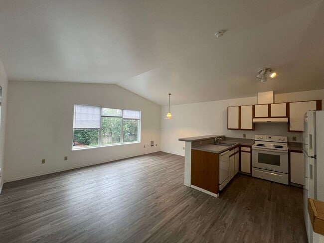 Building Photo - 4 Bed 2 Bath 2 Car Garage Unit Close to WWU and Fairhaven