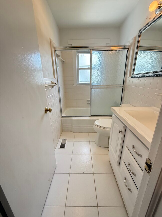 Building Photo - 2619 Crockett Dr