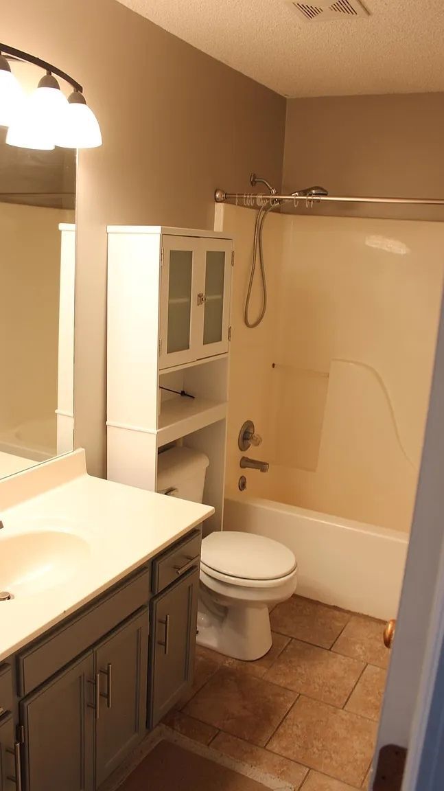 Building Photo - 1005 Weschester Ct