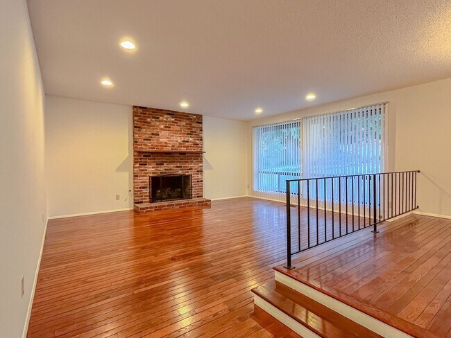 Building Photo - Charming 3bd/2bth Rambler in Tam o'Shanter in Redmond $3,795/mo