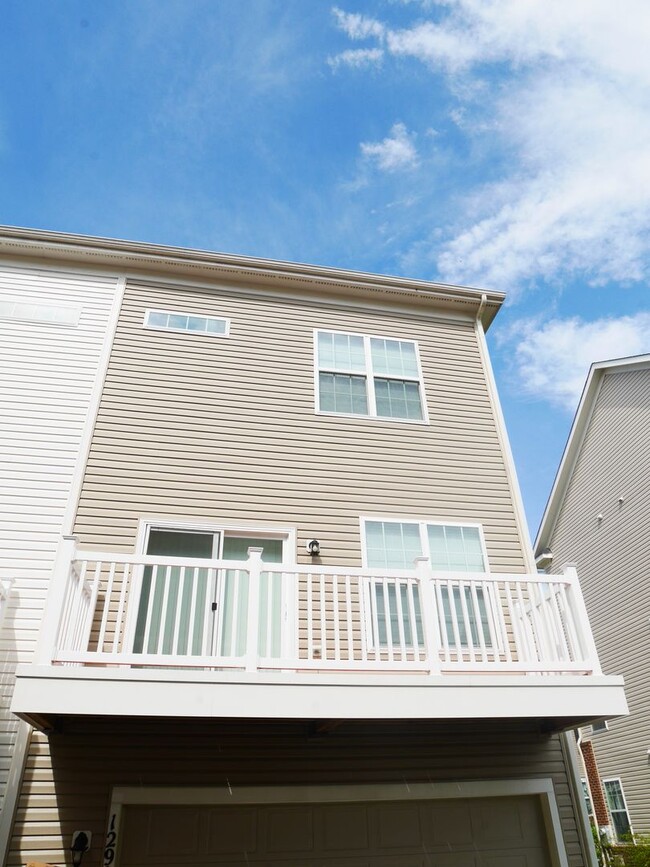 Building Photo - Stunning 3 Bedroom End Unit Townhome
