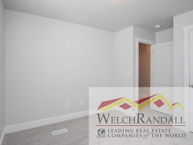 Building Photo - Live Comfortably in West Haven – Beautiful 3BR, 2.5BA Townhome for Rent!