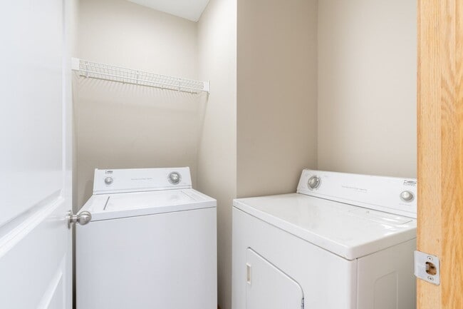 Building Photo - 2 Bedroom 2 Bathroom Town House - Interior...