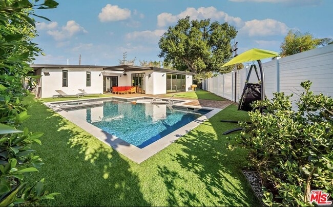 Building Photo - 22616 Oxnard St