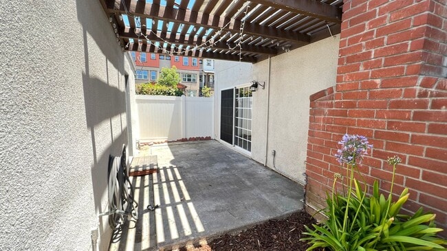 Building Photo - Lovely 3 Bed 2.5 Bath Townhome with 2 Car ...