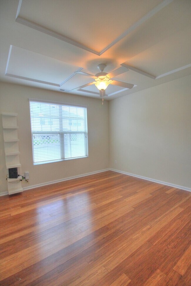 Building Photo - End Unit Townhome with Screened Porch & Fenced Yard!