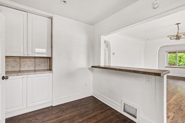 Building Photo - Available NOW! 3 Bedroom 2 Bath Beautiful Home in Denver!