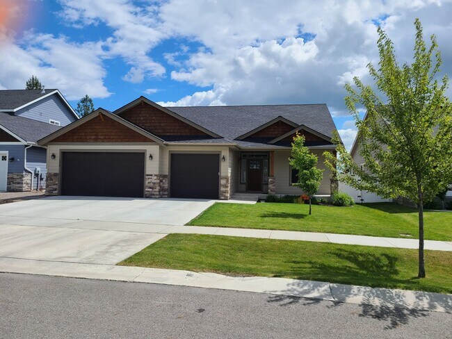 Primary Photo - Beautiful Custom 3 bedroom 2 bath Home for...
