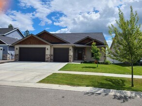 Building Photo - Beautiful Custom 3 bedroom 2 bath Home for Rent in Post Falls, ID