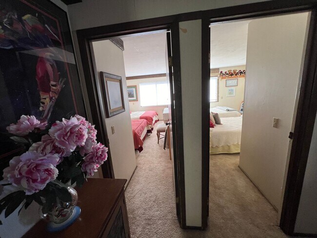 Building Photo - Large furnished 4 bedroom home with 2 car ...