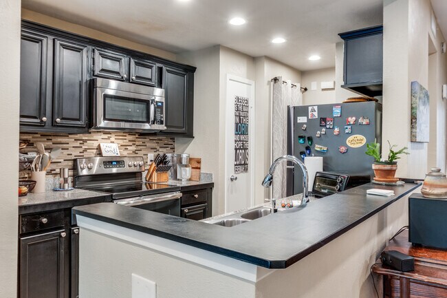 Building Photo - 8601 Park Ln