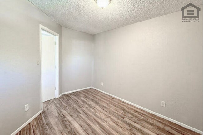 Building Photo - 1765 E Pepper Cir