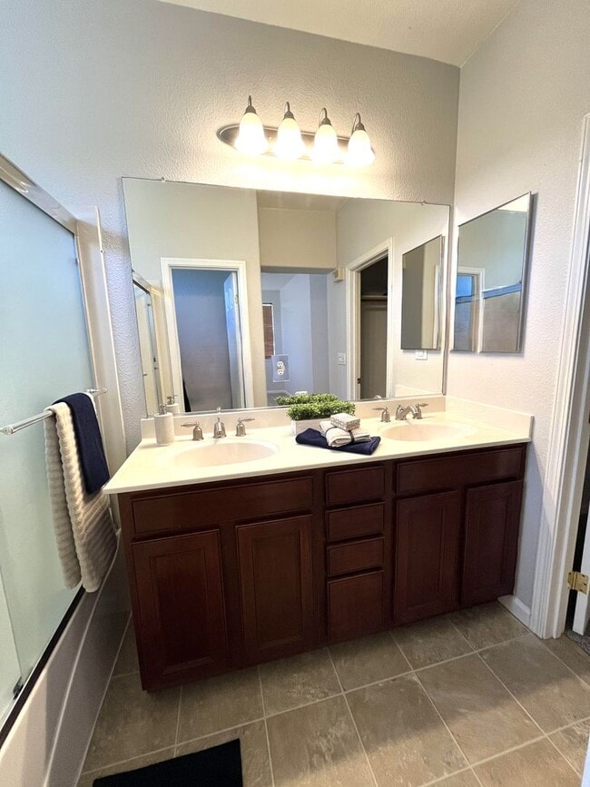 Building Photo - Spacious 3 Bedroom Condo for Rent in Linco...