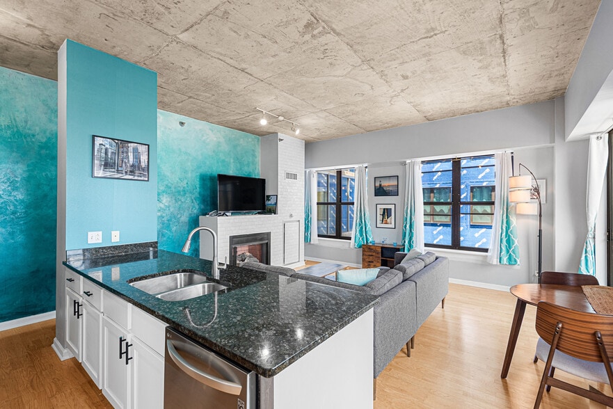 living / kitchen - 1122 W Catalpa Ave