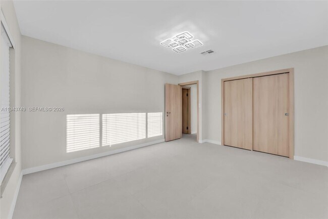 Building Photo - 5419 NE 22nd Ave