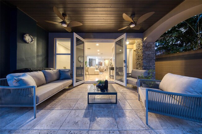 Building Photo - 1215 NE 1st St