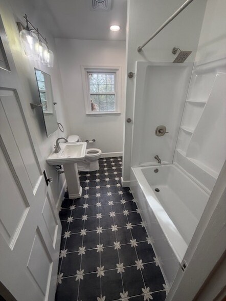 Building Photo - 510 Las Lomas Dr