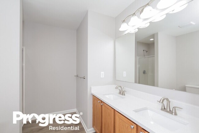 Building Photo - 10129 Green Hedge Ave