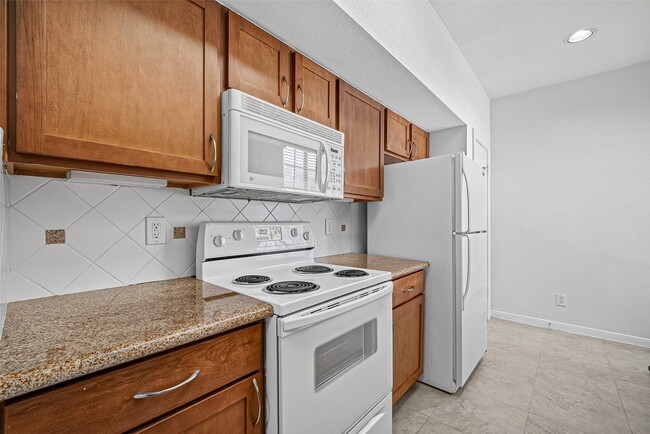 Building Photo - 2700 Revere St