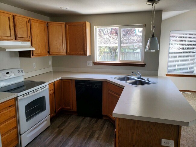 Building Photo - **PENDING APP**Beautiful 3 Bed 2.5 Bath in Lacey
