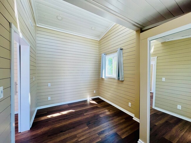 Building Photo - Charming 3 bed/2 bath with detached unit 1...