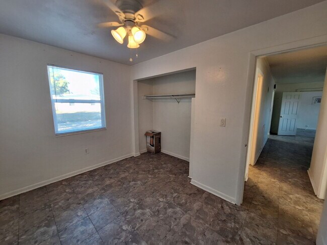 Building Photo - 3/2 Single Family Home available in Pt Charlotte