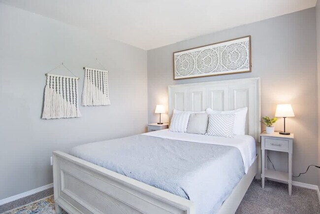 Building Photo - 2023 E Elm Grove Dr