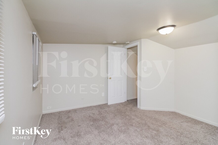 Building Photo - 1369 Hinman St