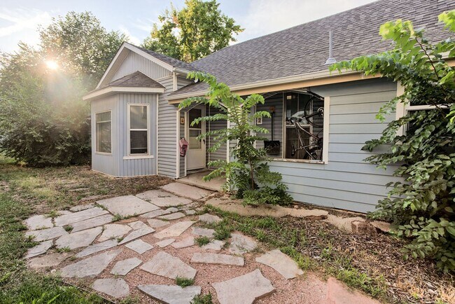 Building Photo - 205 N Sherwood St